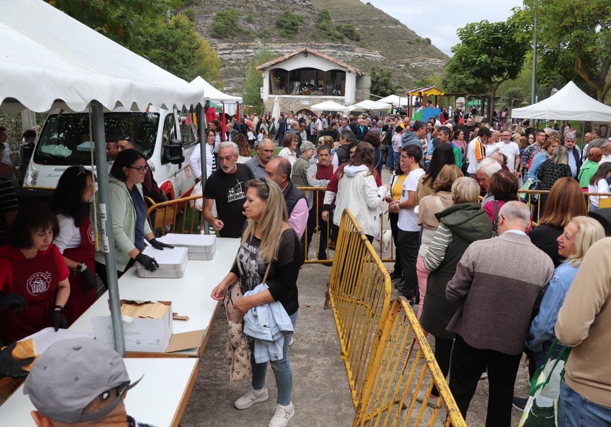 Cientos de personas abarrotaron el frontón de Santa Bárbara para, tras una larga fila, saborear las raciones de ternera asada.