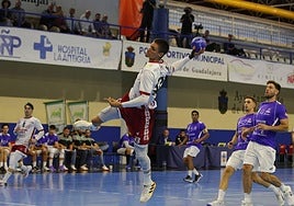 Andrej Pergel marca uno de sus tres tantos en tierras alcarreñas.