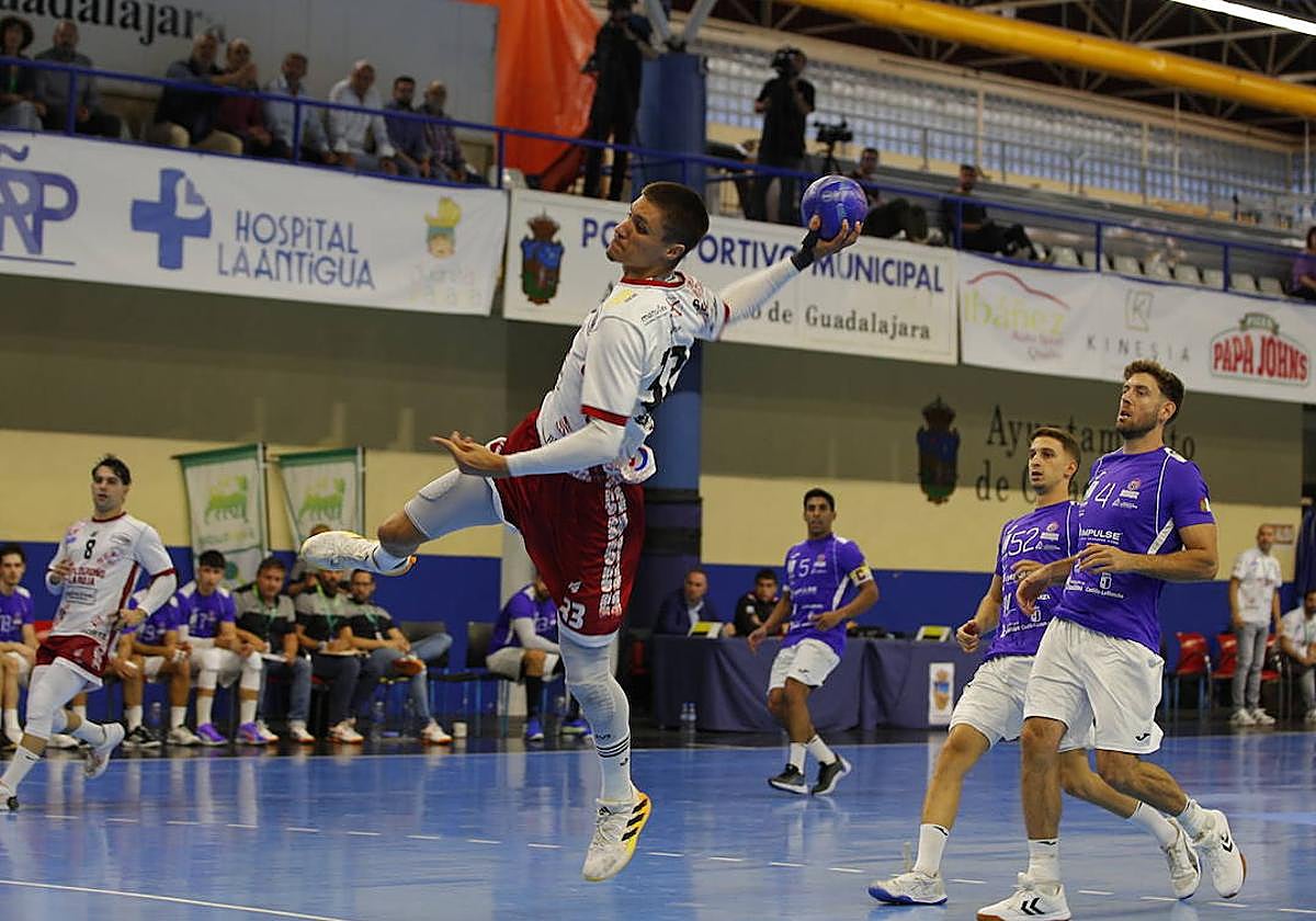 Andrej Pergel marca uno de sus tres tantos en tierras alcarreñas.