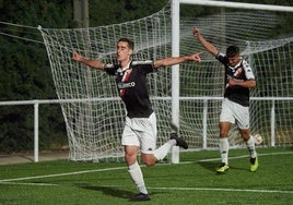 Álvaro García celebra su segundo tanto en Sotoburu.