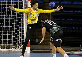 Xoan Ledo detiene un penalti a Isidoro Martínez, jugador del Torrelavega.