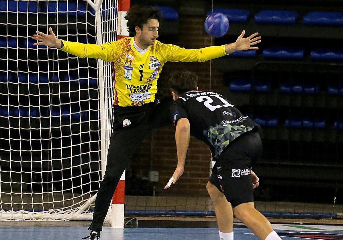 Xoan Ledo detiene un penalti a Isidoro Martínez, jugador del Torrelavega.