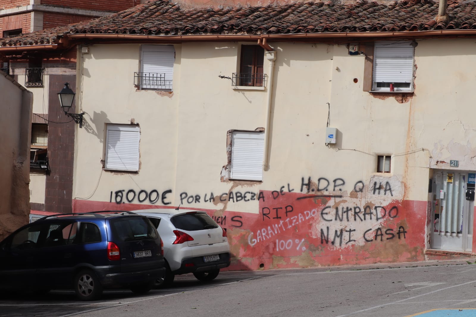 Pintadas aparecidas en la casa registrada por la Guardia Civil.