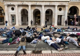 'Performance' de Acampada por Palestina frente a la Delegación de Gobierno