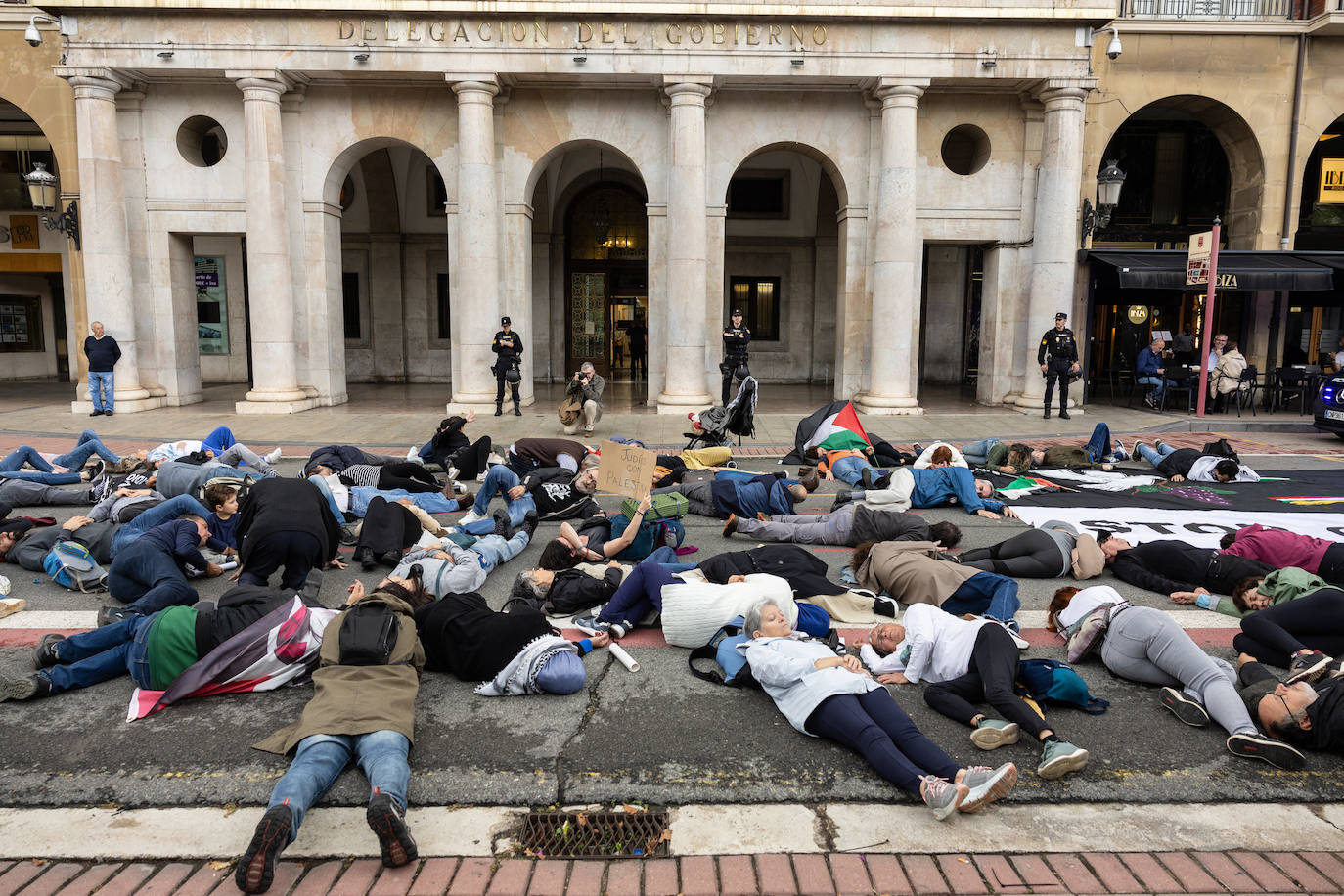 &#039;Performance&#039; de Acampada por Palestina frente a la Delegación de Gobierno