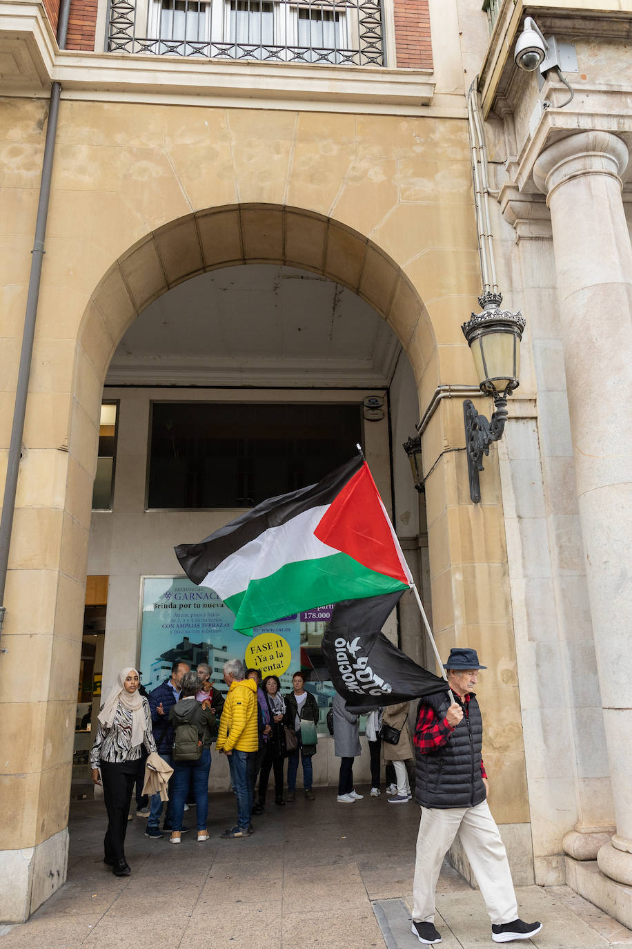 &#039;Performance&#039; de Acampada por Palestina frente a la Delegación de Gobierno