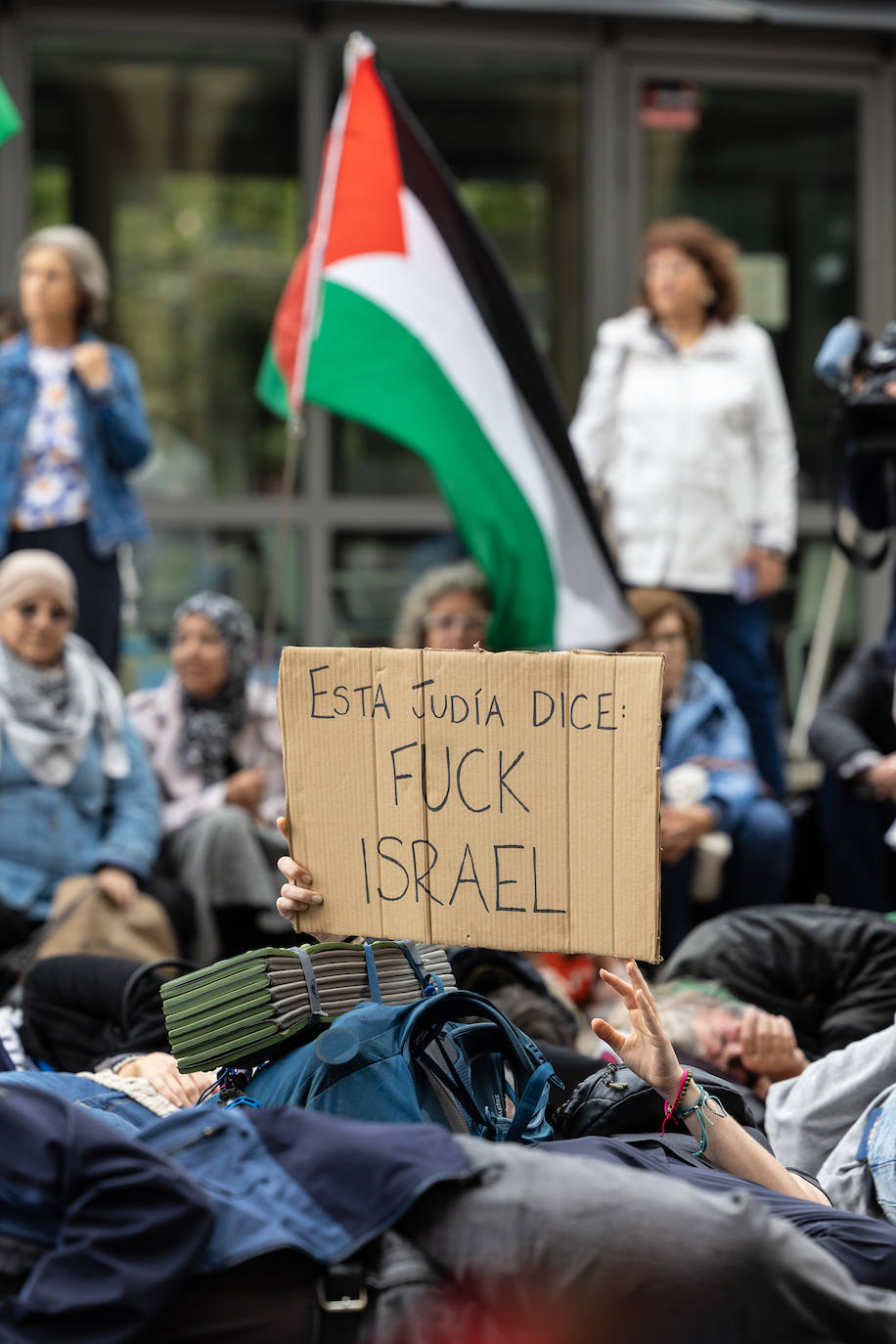 &#039;Performance&#039; de Acampada por Palestina frente a la Delegación de Gobierno