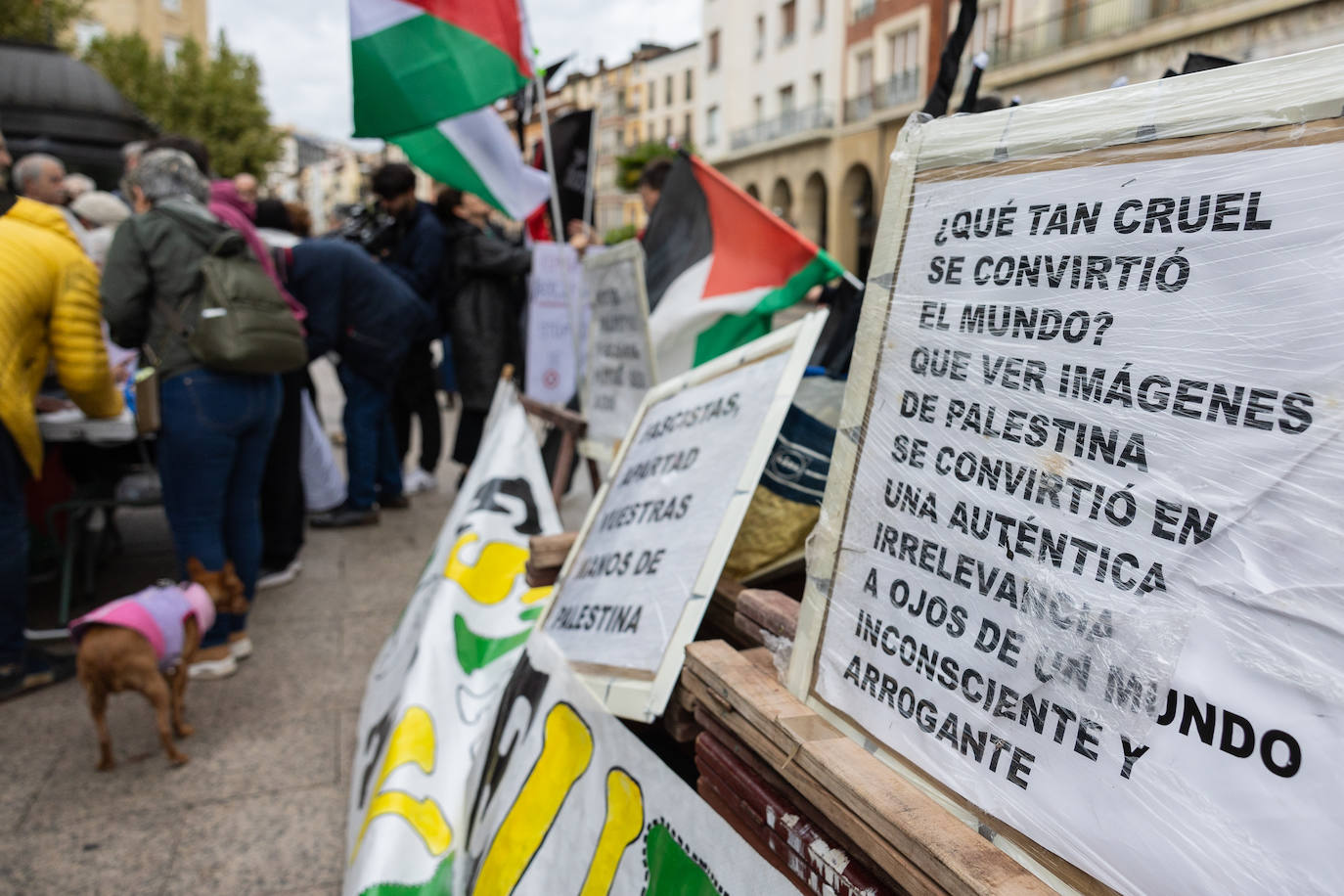 &#039;Performance&#039; de Acampada por Palestina frente a la Delegación de Gobierno