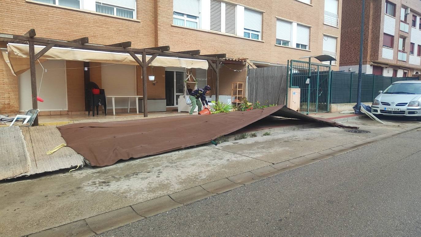 Caída de una valla en un edificio residencial de Villamediana.