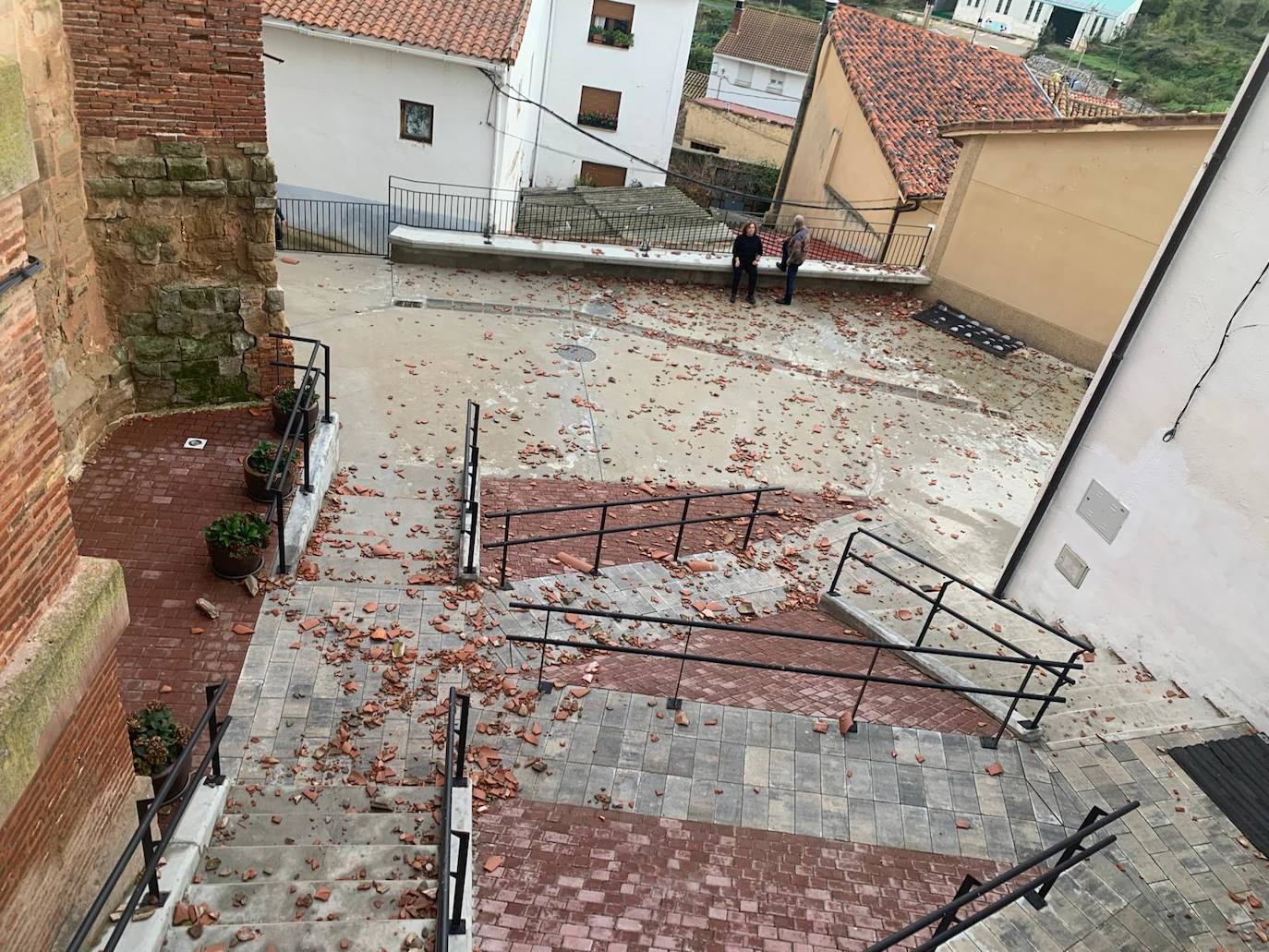 Las fuertes rachas de viento han afectado varios dejados de La Villa de Ocón.