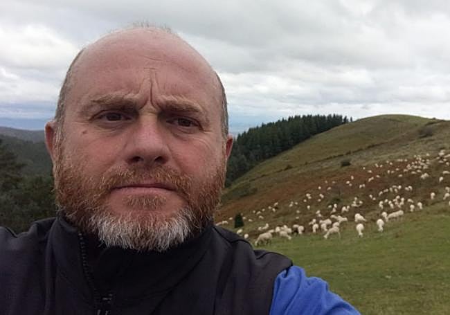 David Ceballos, ayer, en un momento de pastoreo tradicional en los montes de Ojacastro.