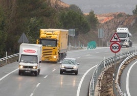 Camiones y coches circulan por la AP-68 en territorio riojano.