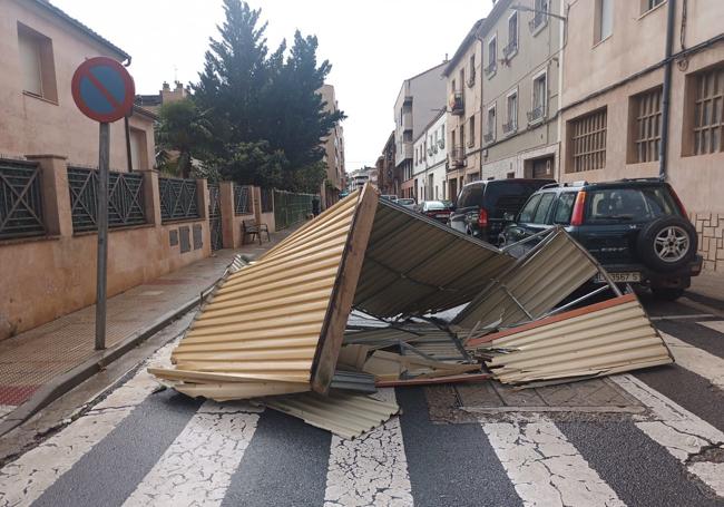 Caseta que voló de un ático a la calle Fermín Gurbindo.