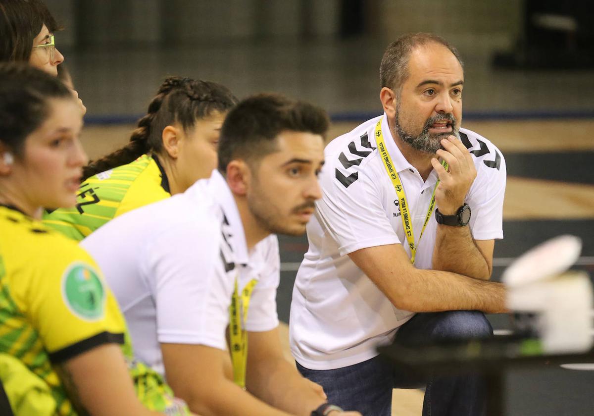 Juanjo González observa una jugada del partido entre el Grafometal y el Porriño.