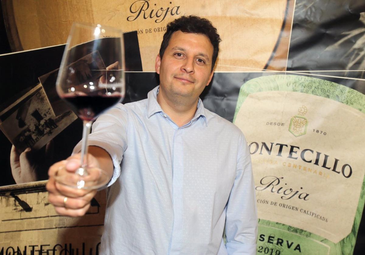 El Brand Manager de Bodegas Montecillo, Carlos Ruiz, posa junto a su copa de vino.