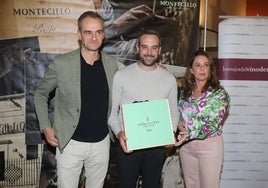 Arturo Peña, con su vino, entre los representantes del Ayuntamiento de Logroño y Bodegas Montecillo.