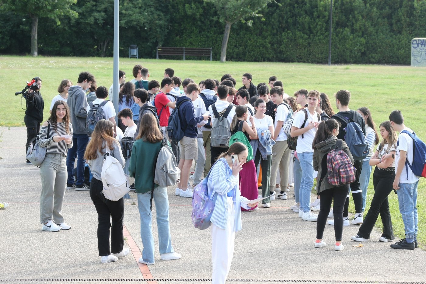 Un grupo de estudiantes a la espera de realizar el primer examen de la EBAU, en una imagen de archivo.