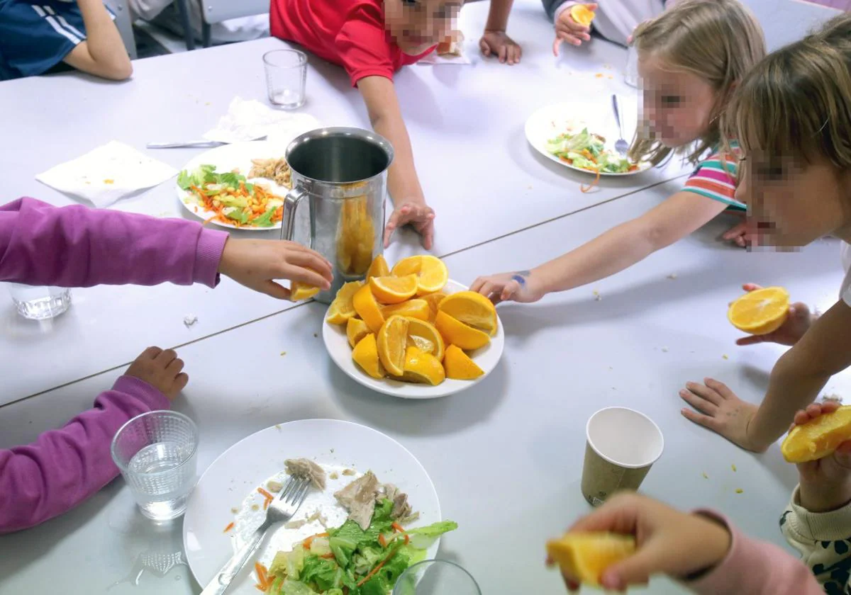 Niños en el comedor escolar el CEIP Las Gaunas de Logroño al mediodía de ayer.