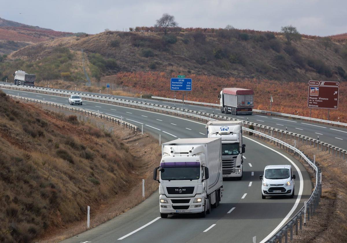 Camiones circulan por la autopista AP-68 en su territorio riojano.