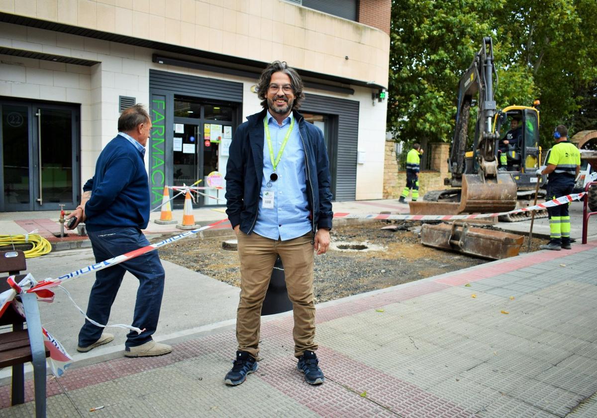 Pablo Villar posa el pasado miércoles ante las obras de la calle Portillo que eliminaron el paso de peatones.