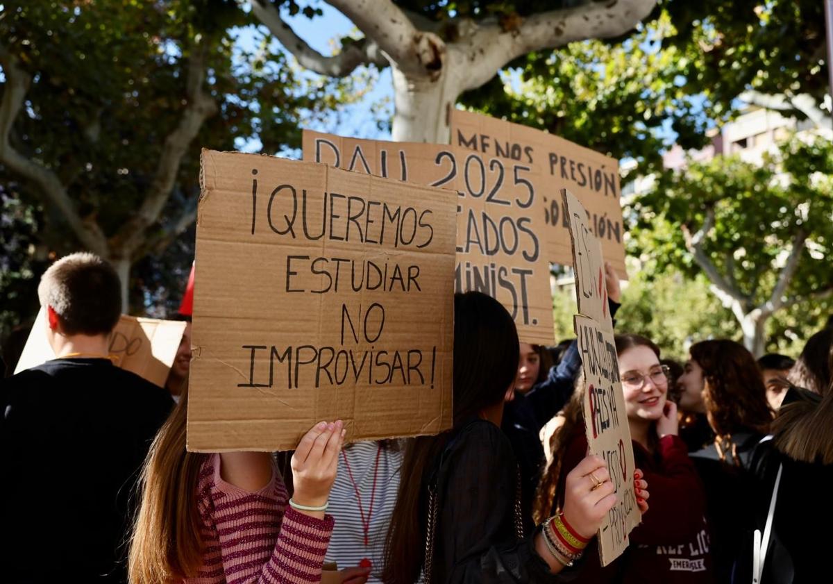 Imagen principal - Escaso seguimiento de la huelga de estudiantes en La Rioja