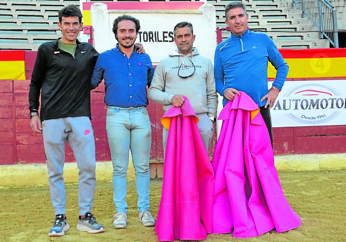 Pérez Vitoria, (Miguel García, presidente del club taurino), 'El Víctor' y Pedro Carra, ayer en la plaza.