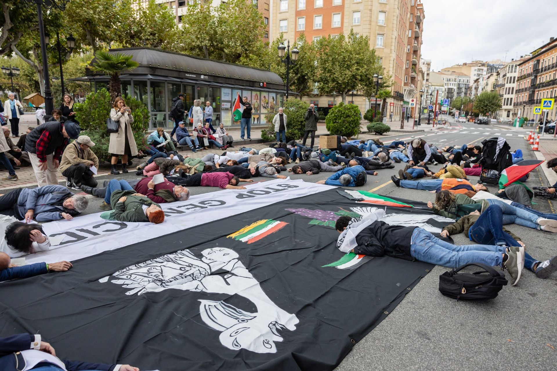 La plataforma riojana Acampada por Palestina se concentró frente a la Delegación del Gobierno. En la imagen, momento en el que los asistentes se echaron al suelo para recrear el horror que se vive allí desde que comenzó la guerra. 