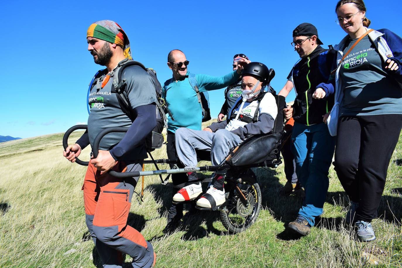 Tres enfermos de ELA ascienden a 1.854 metros de altitud en el Día del Montañismo Riojano