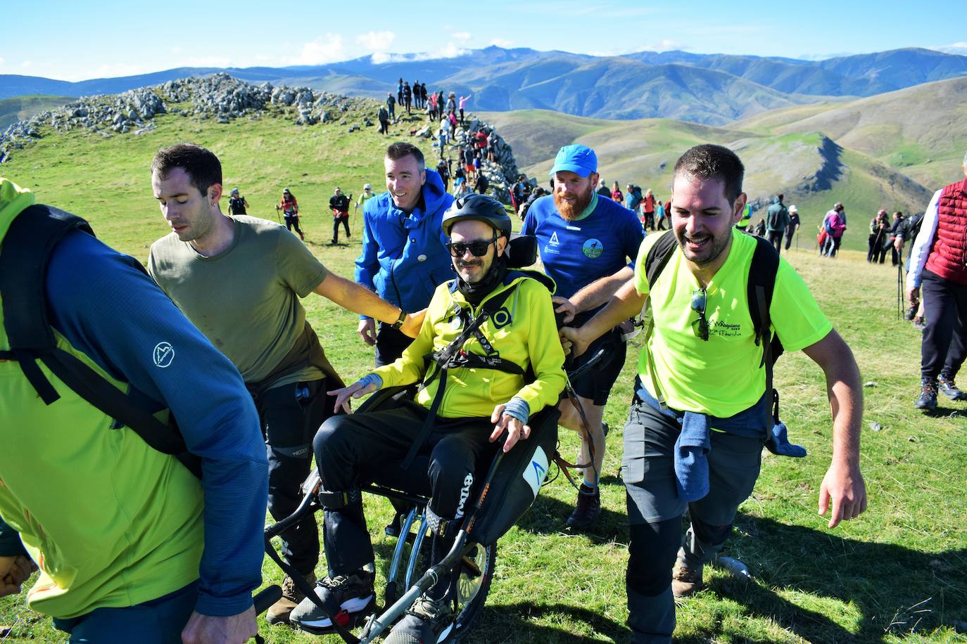 Tres enfermos de ELA ascienden a 1.854 metros de altitud en el Día del Montañismo Riojano