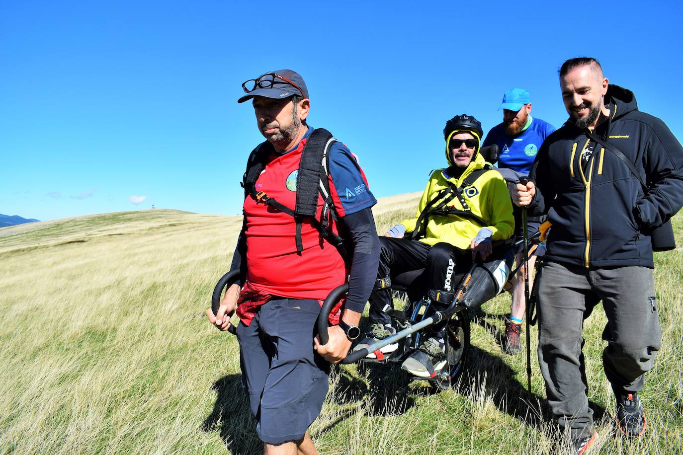 Tres enfermos de ELA ascienden a 1.854 metros de altitud en el Día del Montañismo Riojano