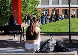 Un grupo de estudiantes aguarda al inicio de las clases en una de las facultades de la Universidad de La Rioja (UR).