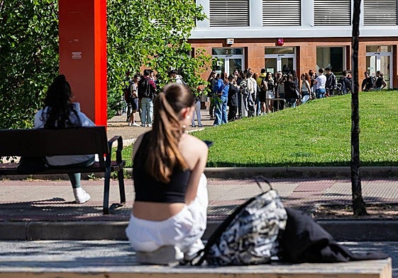 Un grupo de estudiantes aguarda al inicio de las clases en una de las facultades de la Universidad de La Rioja (UR).