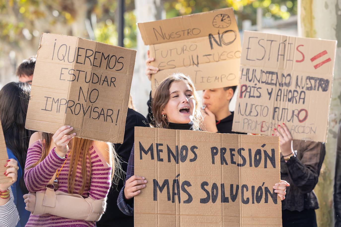 Un grupo de jóvenes se manifiesta ante la Delegación del Gobierno en La Rioja. 