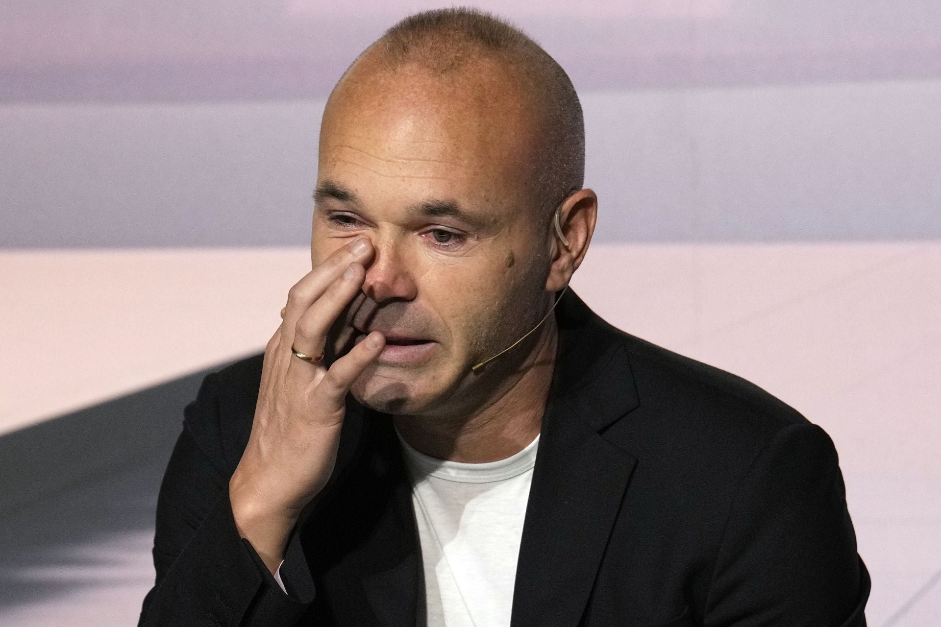 Andrés Iniesta, que consiguió unir a un país entero con su histórico gol en el Mundial de 2010, no pudo evitar llorar en su despedida.