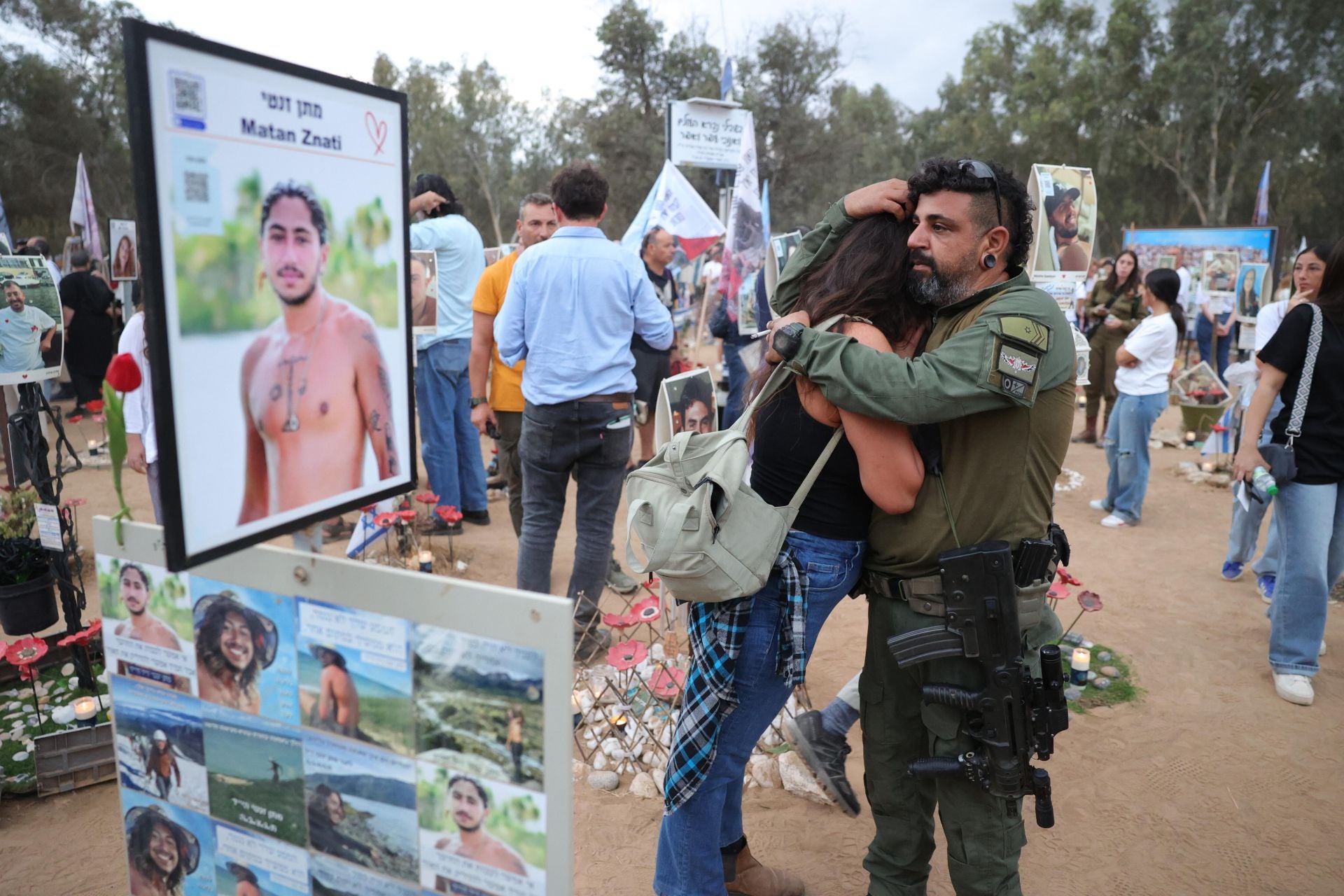Las familias de los asesinados en el festival de música Supernova en Israel asisten a una reunión en su memoria.