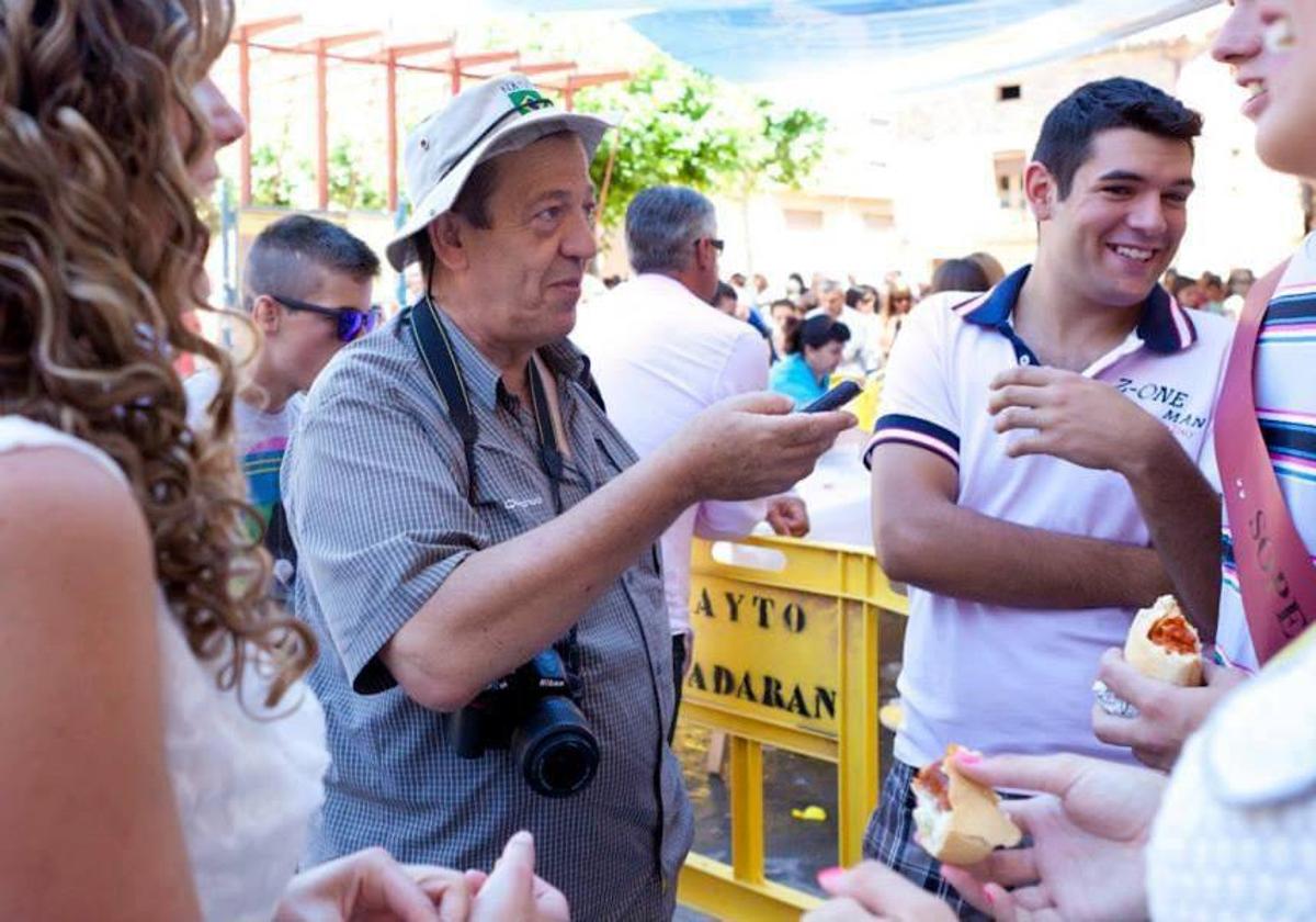 Pablo José Pérez Minocci, en Badarán realizando un reportaje.