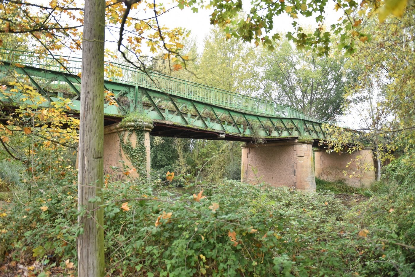 El centenario puente sobre el río Iregua a su paso por Alberite, integrado en la Vía Romana.