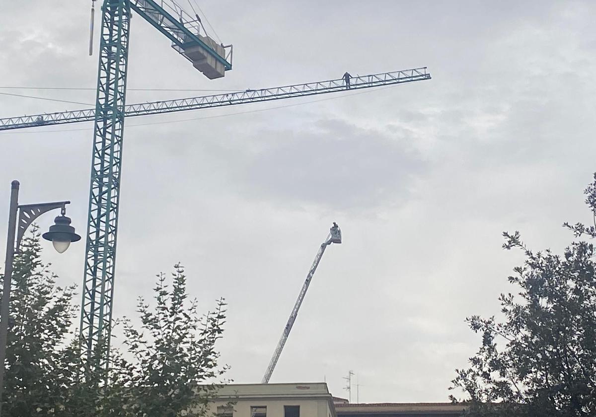 Los Bomberos impiden que un hombre se precipite desde la grúa de la obra de Maristas