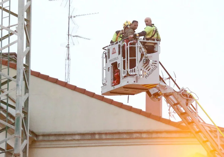 Los Bomberos impiden que un hombre se precipite desde una grúa de la obra de Maristas