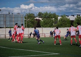 Imagen de un partido de fútbol en el campo artificial del Mundial 82, que se mejorará.