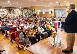 El director del IES Laboral de Lardero se dirige al público durante la inauguración del 50 aniversario en el salón de actos.