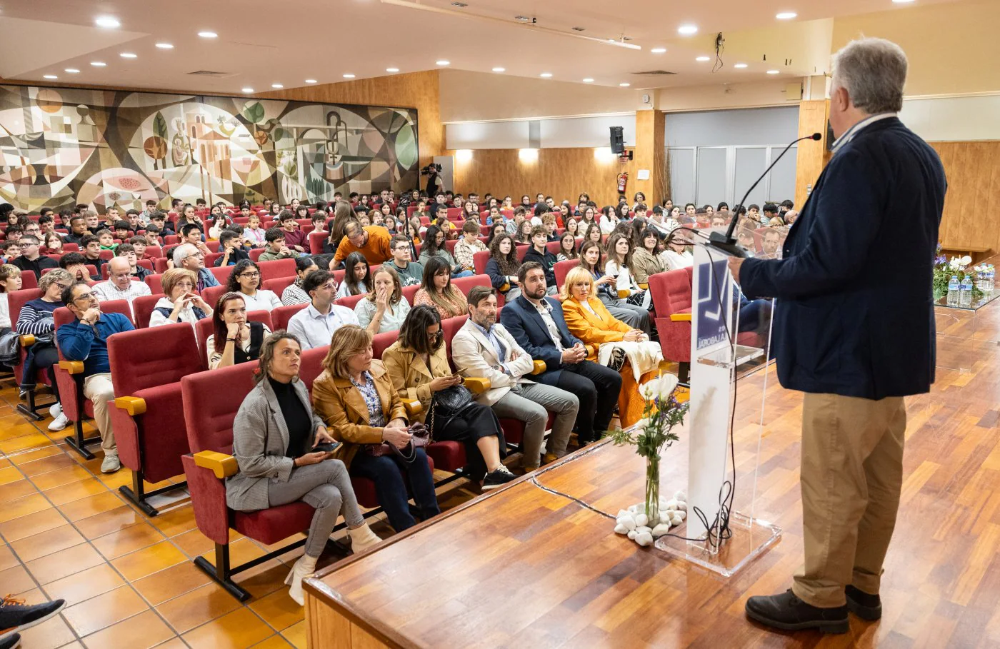 El director del IES Laboral de Lardero se dirige al público durante la inauguración del 50 aniversario en el salón de actos.