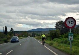 Un ciclista circula por la carretera LR-254, entre Lardero y Alberite, donde se construirá un carril ciclopeatonal.