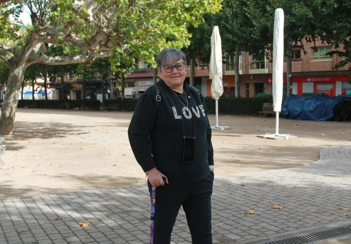 Paloma posa, sin perder la sonrisa, en el najerino paseo San Julián.