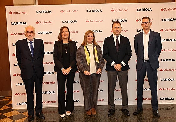 Francisco Achiaga, presidente del consejo de administración de Nueva Rioja; Lorena Ruiz, directora de Negocio Agroalimentario del Banco Santander; la consejera Noemí Manzanos; Javier Gallardo, director territorial en Aragón, Navarra y La Rioja del Banco Santander; y Goyo Ezama, director general de Nueva Rioja.