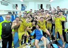 Jugadores y técnicos celebran su triunfo en el vestuario del Municipal de Barbastro.