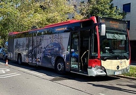 El autobús, parado tras sufrir el accidente.