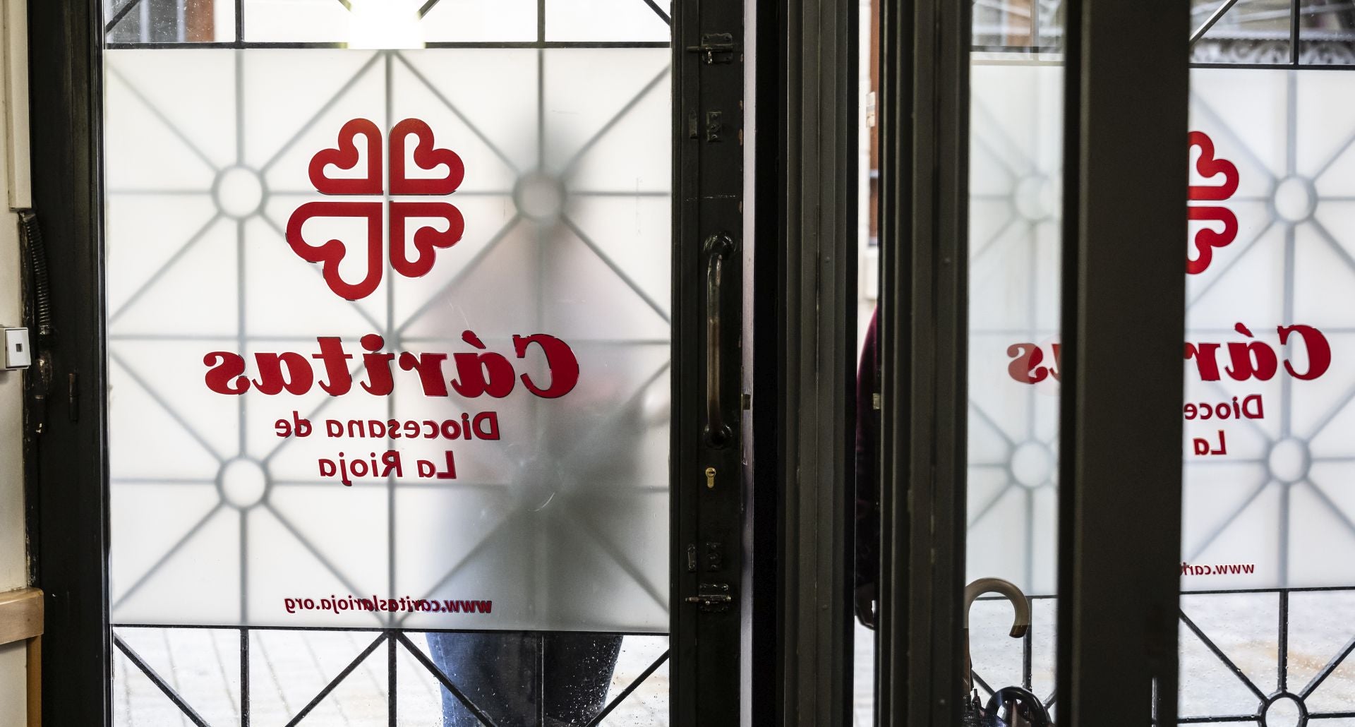 Mónica, a las puertas de Cáritas en la calle Mayor de Logroño.