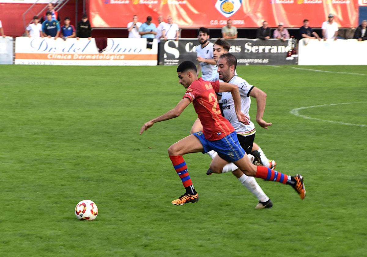 Gouda avanza con el balón en su partido contra el Alfaro.