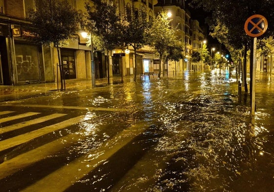 Una fuerte tormenta de agua y granizo anega Logroño a medianoche